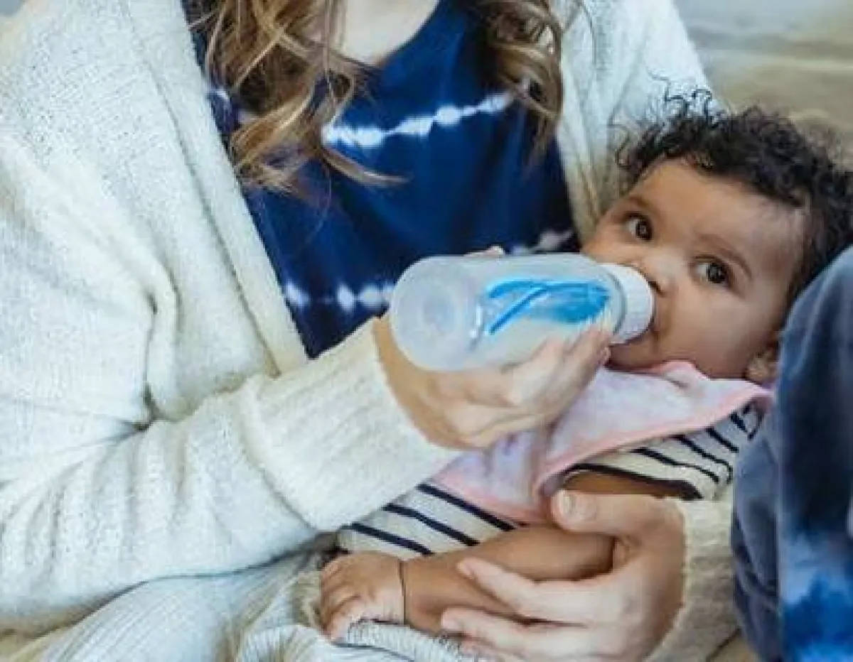 رضيع يرضع لبنا صناعيا