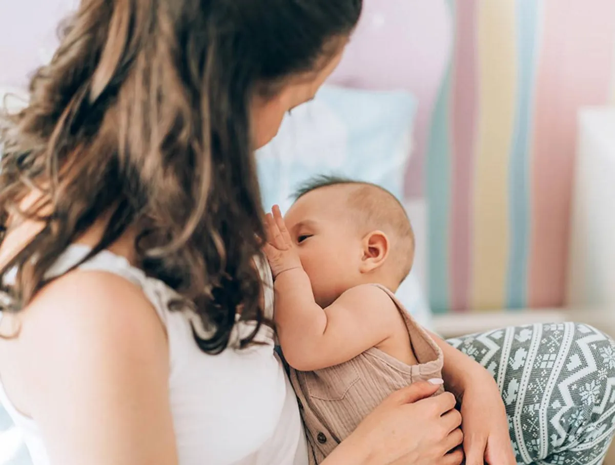 صورة لرضيع يرضع رضاعة طبيعية