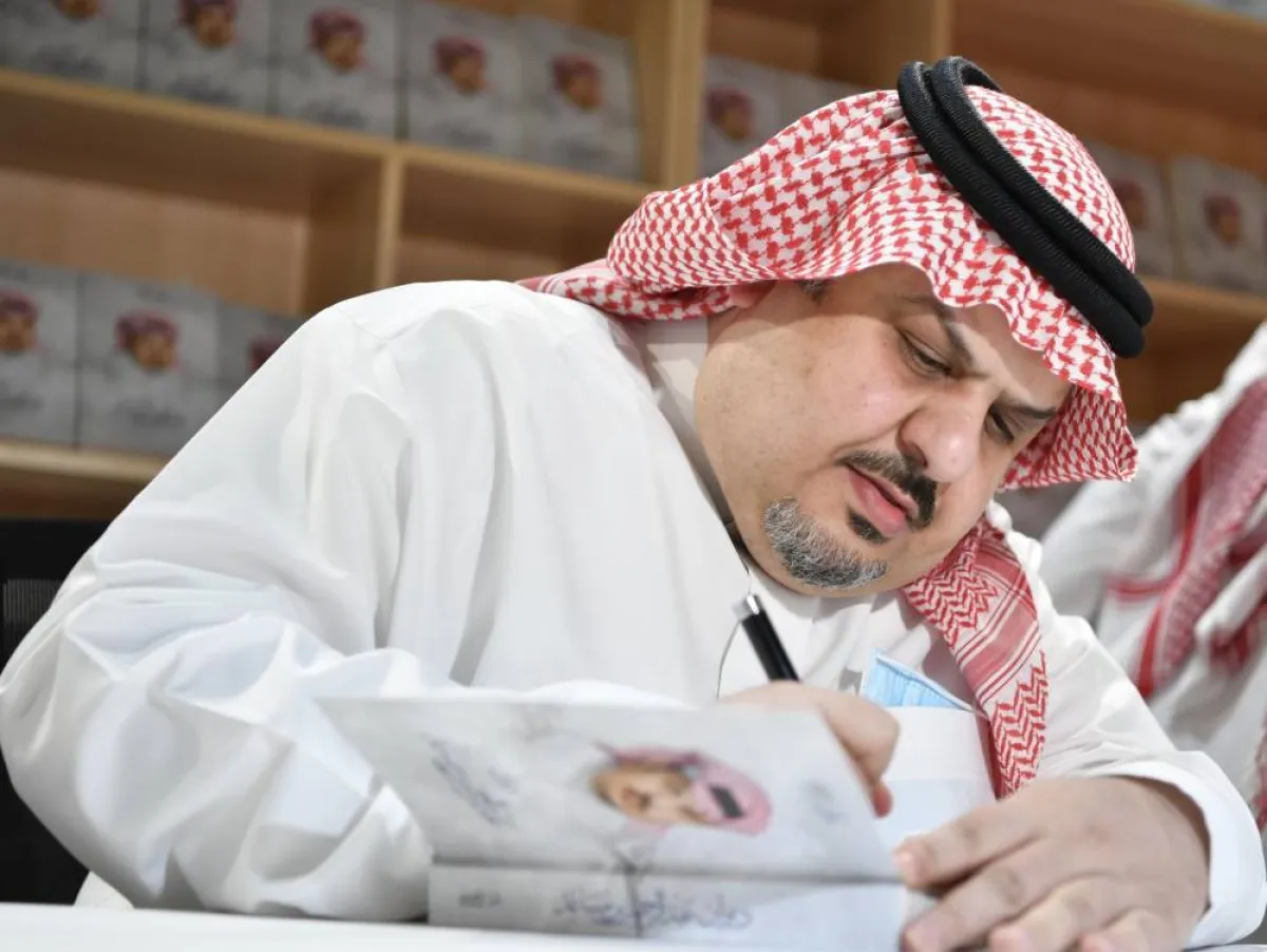 الأمير عبدالرحمن بن مساعد يوقع ديوانه الأول