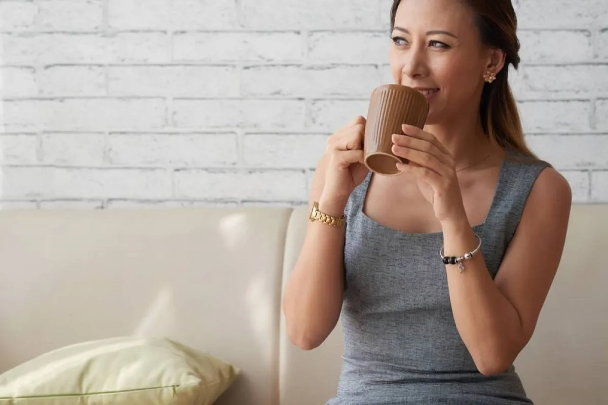 صورة لحامل تتناول القهوة