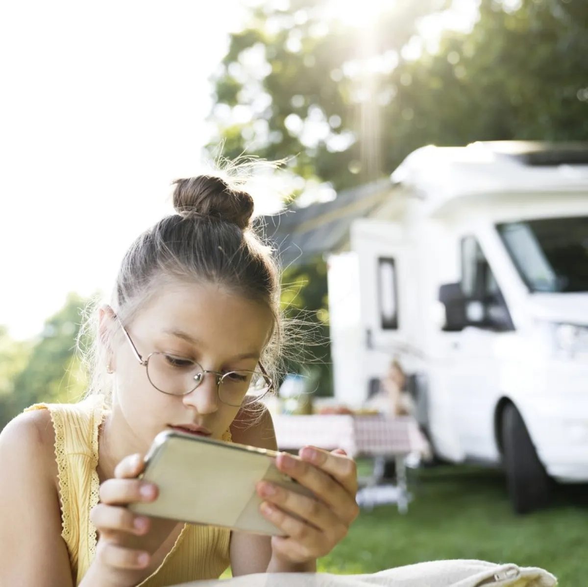 صورة طفلة متعلقة بالموبايل