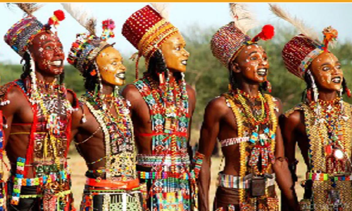 رجال أفارقة يضعون ماكياج