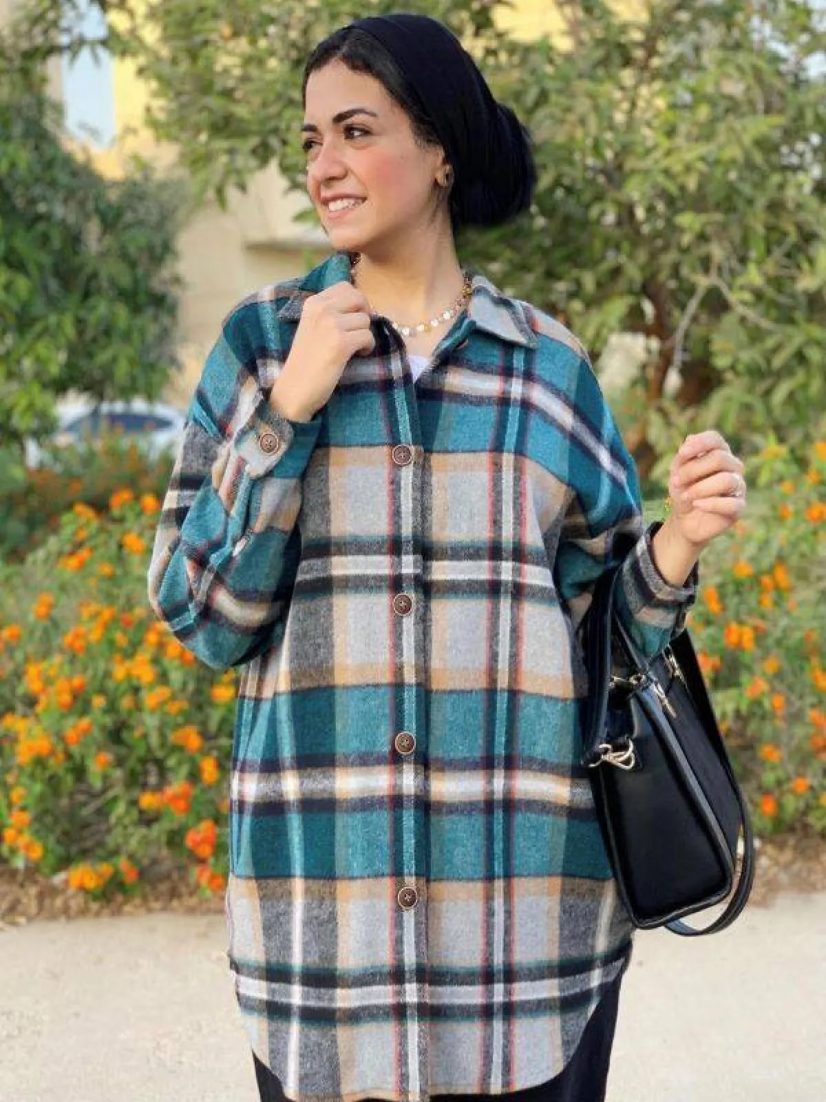 نوران خليفة بإطلالة شتوية لقميص الكاروهات