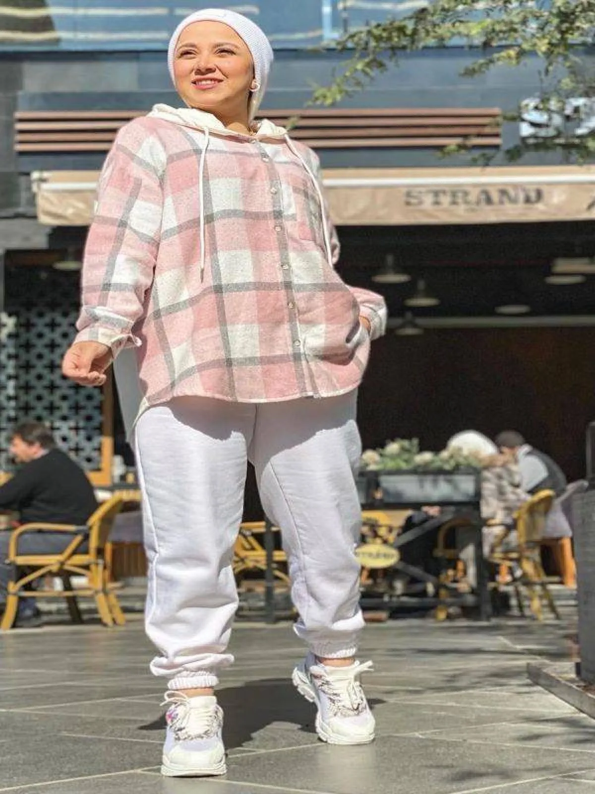 تنسيق قميص الكاروهات بأسلوب بطوطة نصر 