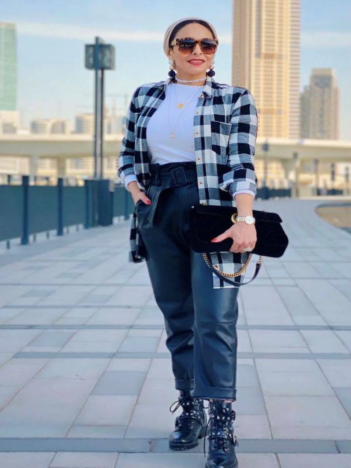 ندى كامل باطلالة خريفية بقميص الكاروهات 