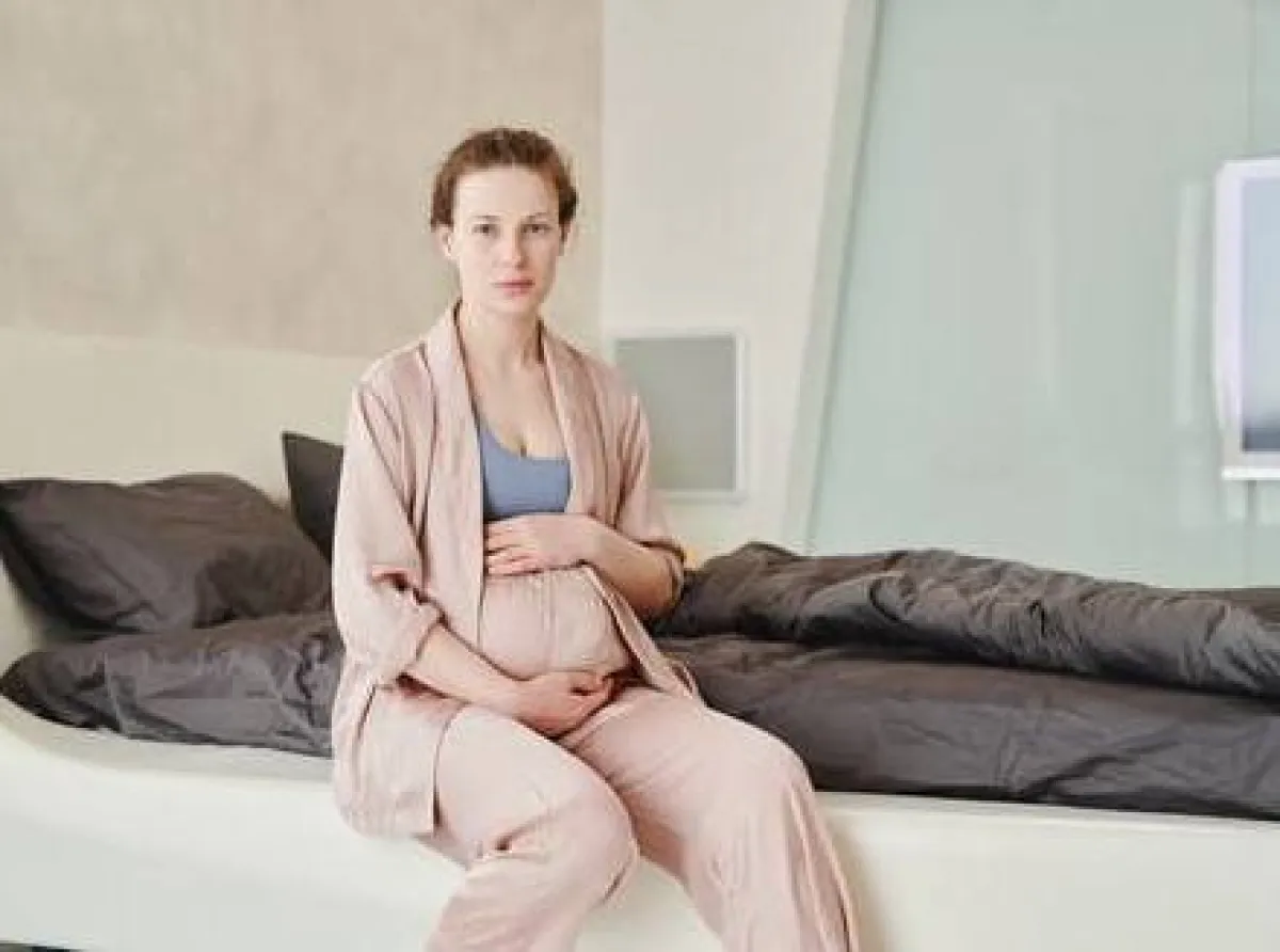 صورة لحامل في كامل حيويتها ونشاطها