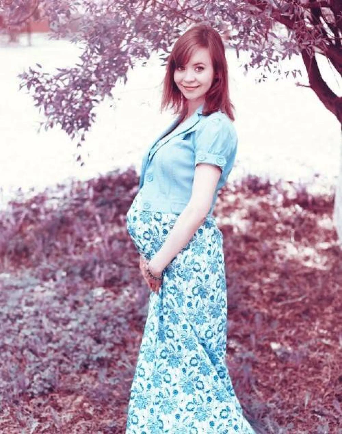 صورة لحامل سعيدة بحملها