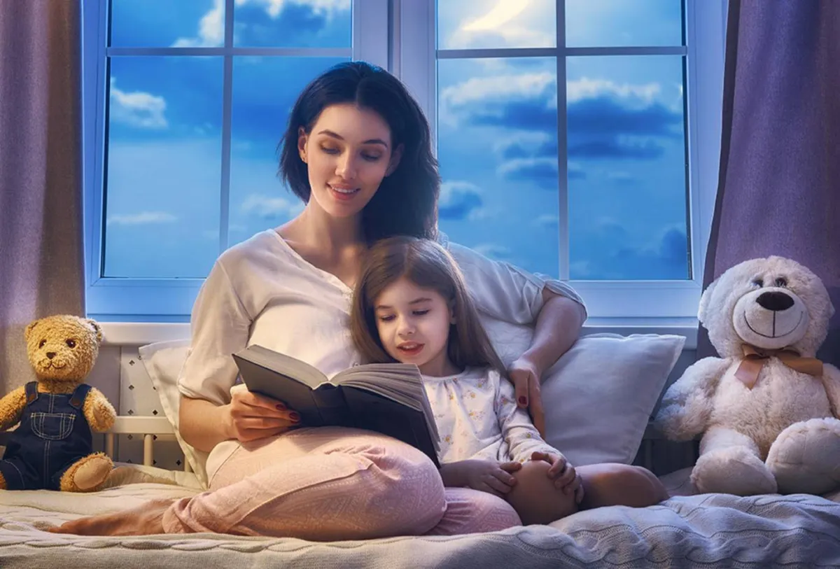 صورة لطفله تنصت لسماع القصة