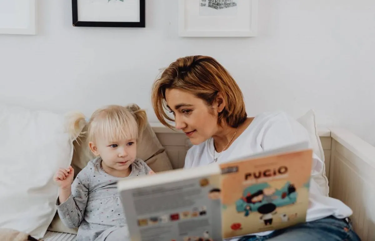 صورة لطفلة تستمع بسماع القصة