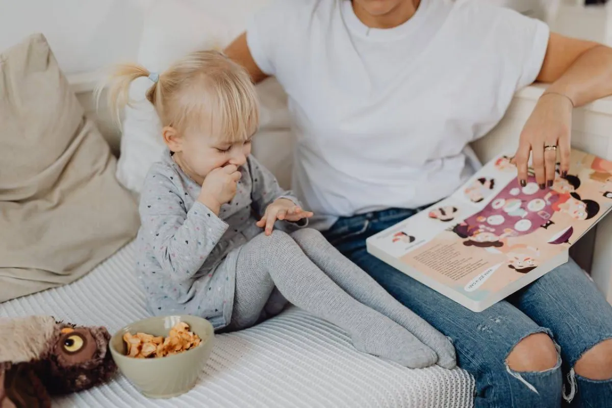 صورة لطفلة تنصت لأمها