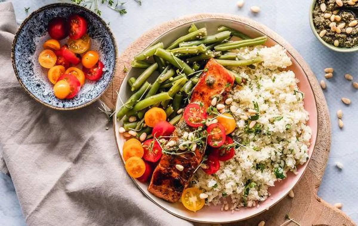 صورة لطبق من الخضروات والأسماك