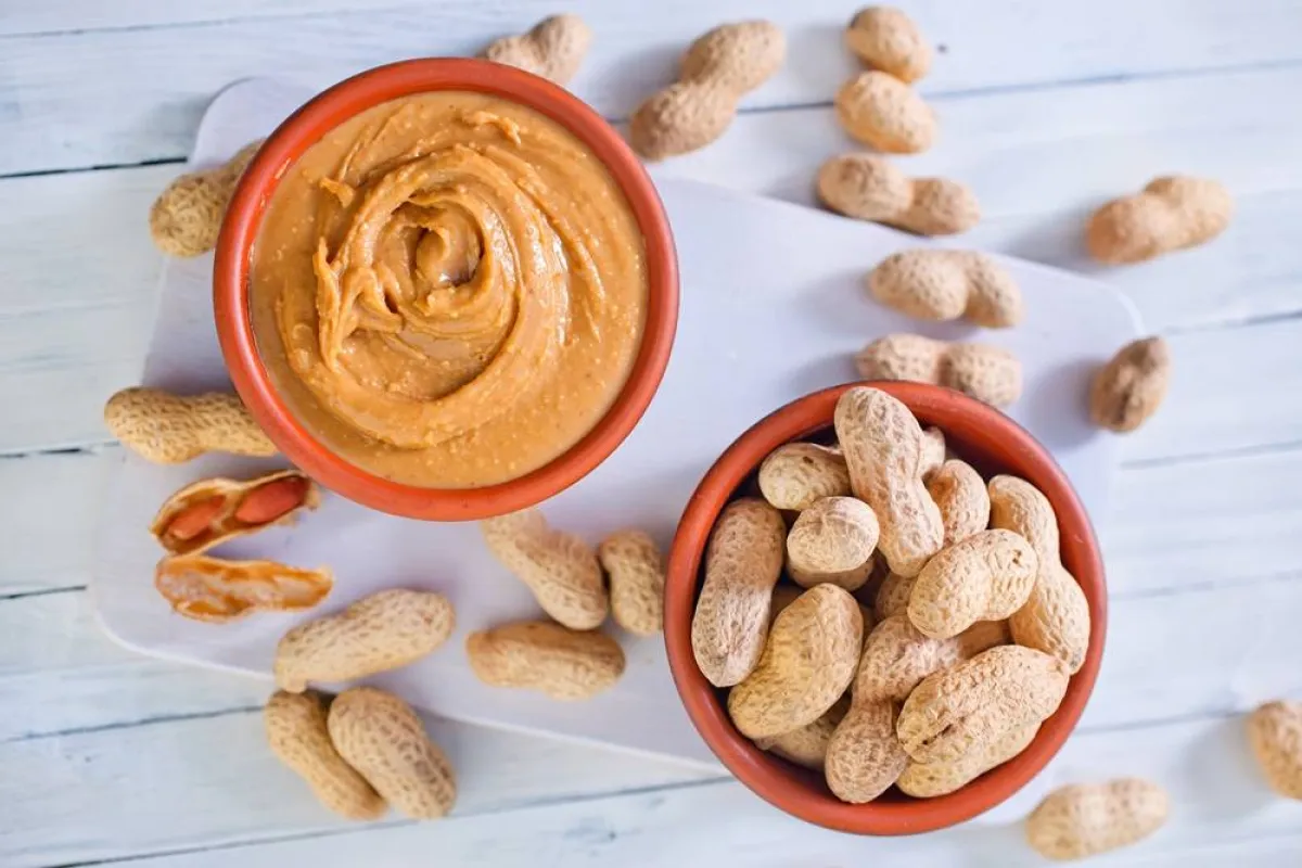 صورة لطبق من الفول السوداني وزبدة الفول السوداني