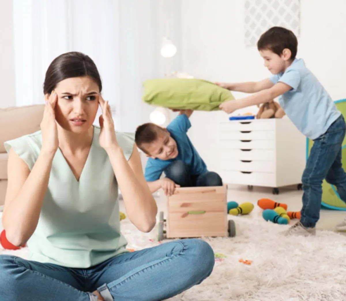 صورة لأم تعاني من الطفل الحركي والعنيد