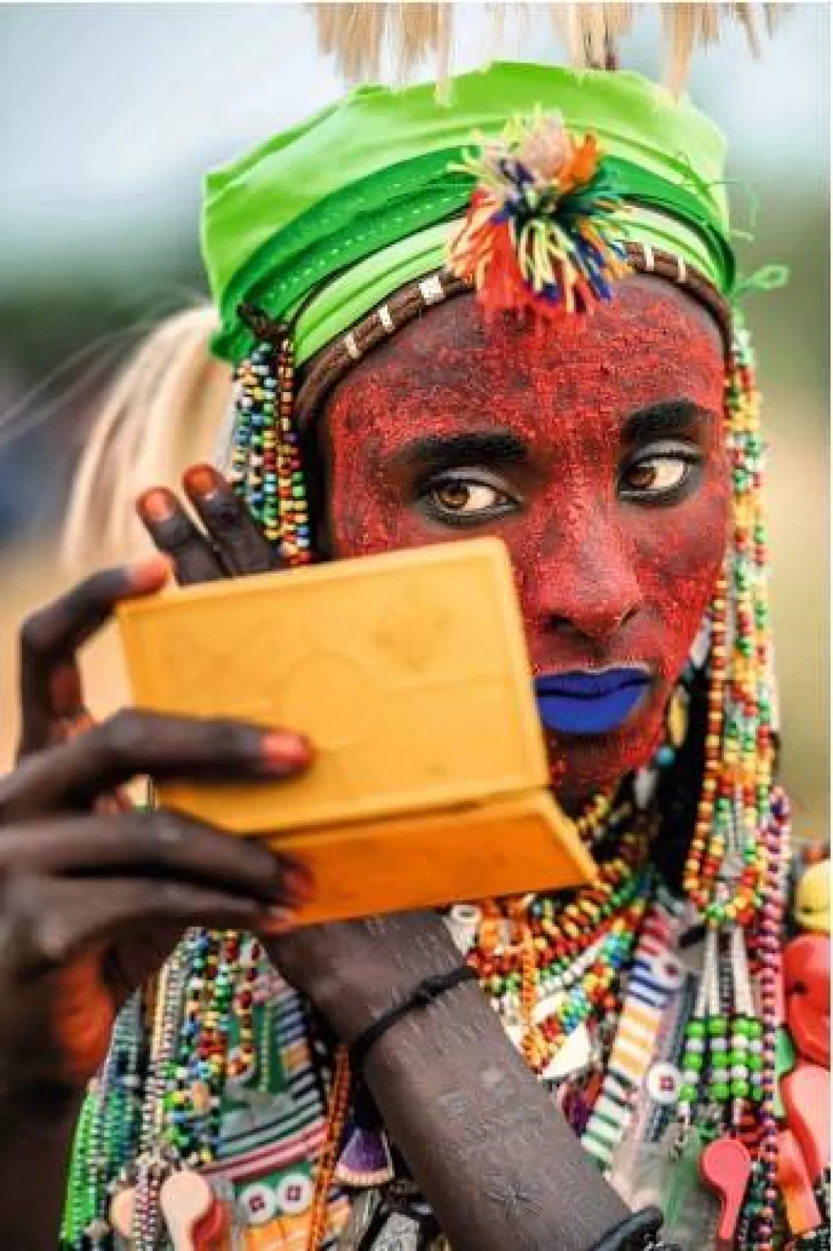 رجل أفريقي يضع ماكياج  من مسحوق عظام الحيوانات