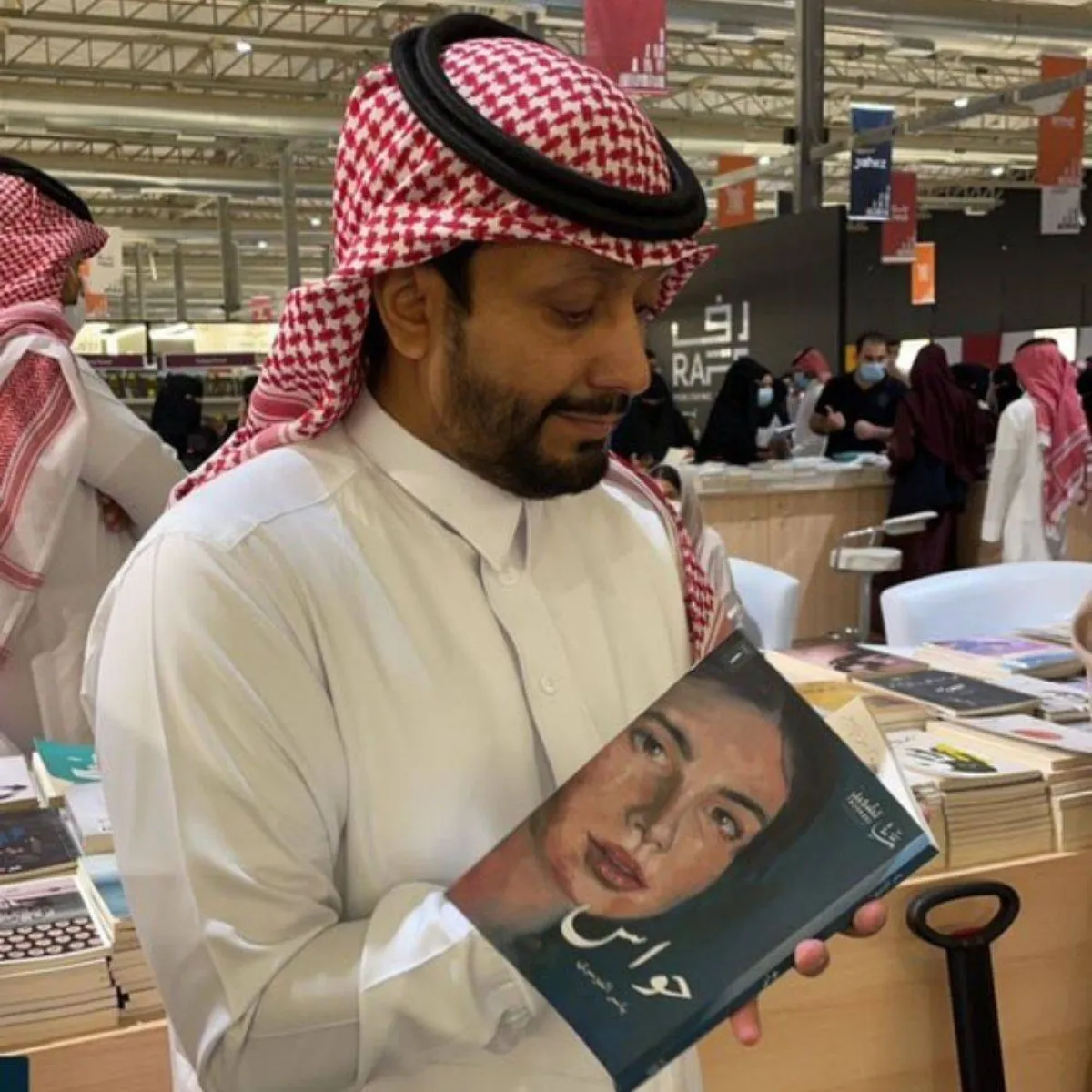 توقيع ديوان حواس للشاعر ياسر الدوسري