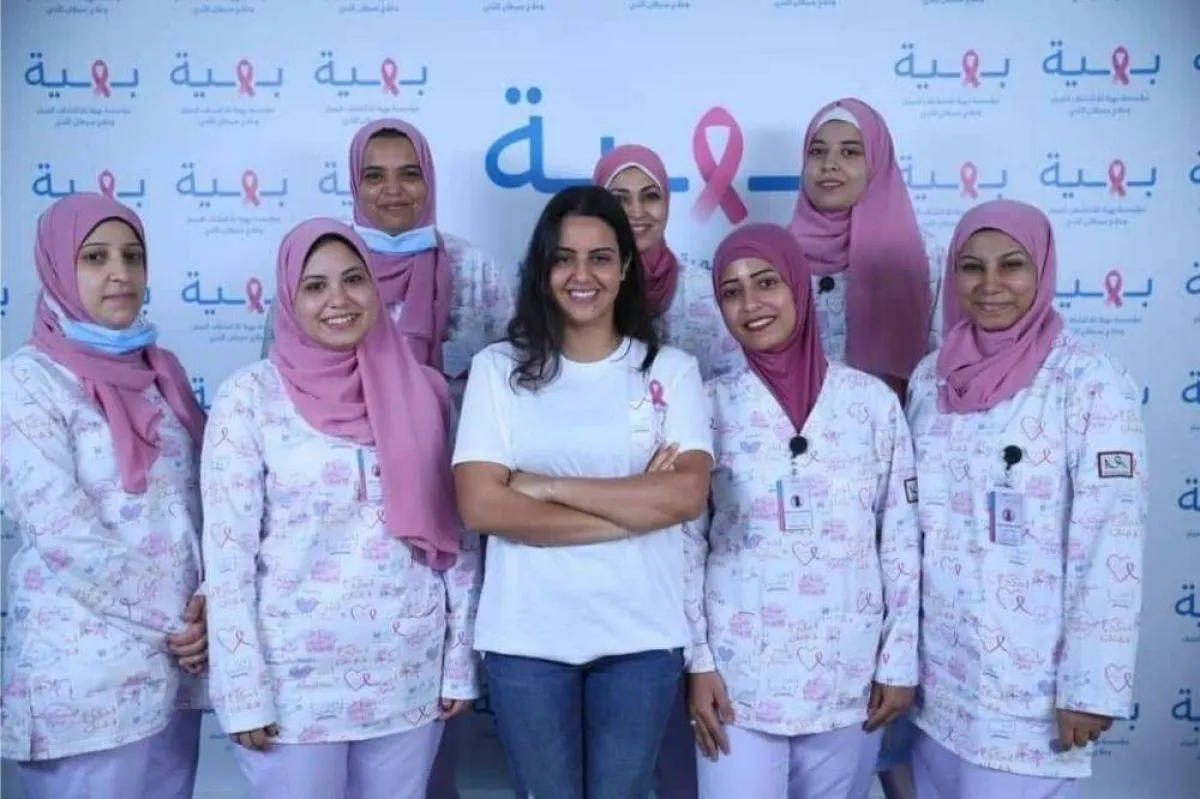 نور تقف وسْط ممرضات مستشفى بهية للسرطان