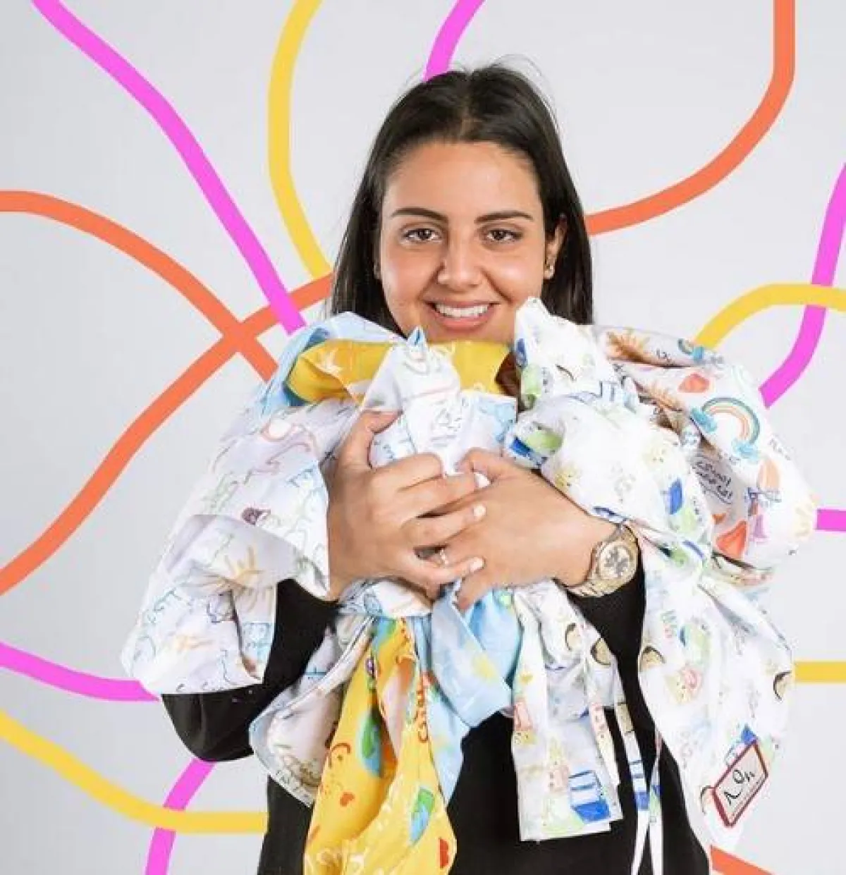 نور النمر تحمل ملابس صممتها للممرضات 