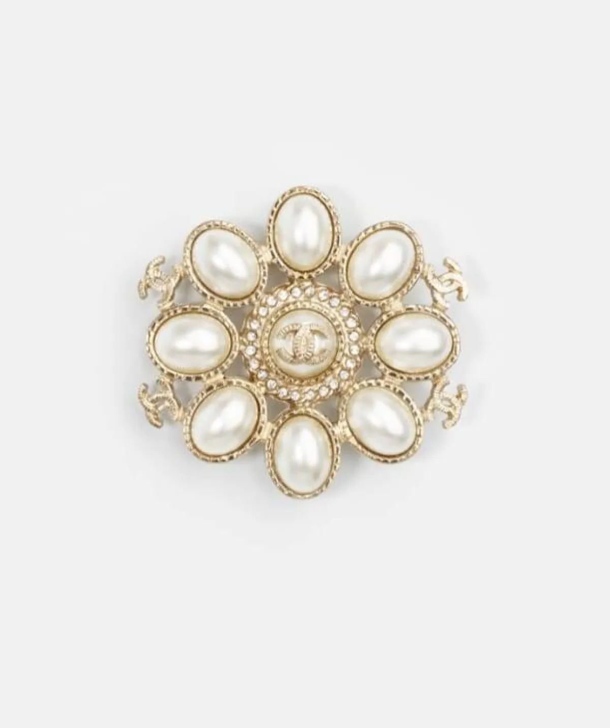 chanel بروش لؤلؤ خريفي من شانيل 