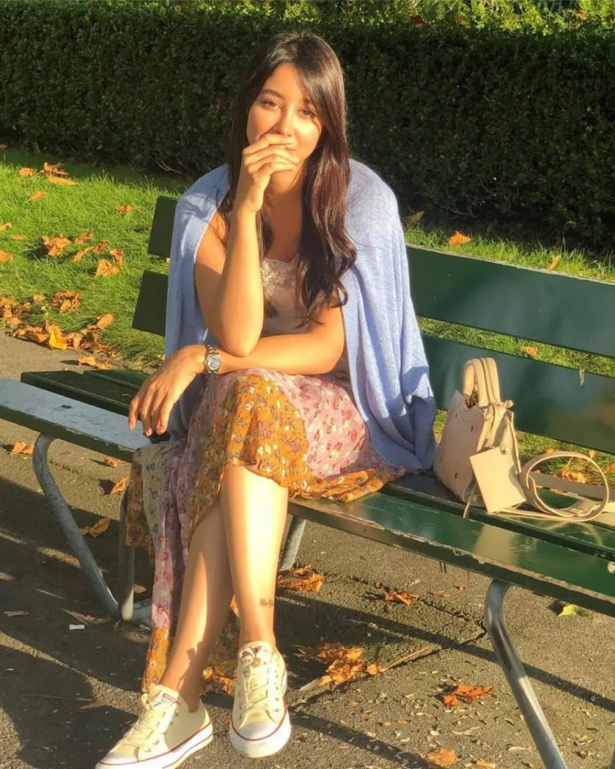 أسيل عمران بتنورة طويلة خريفية 