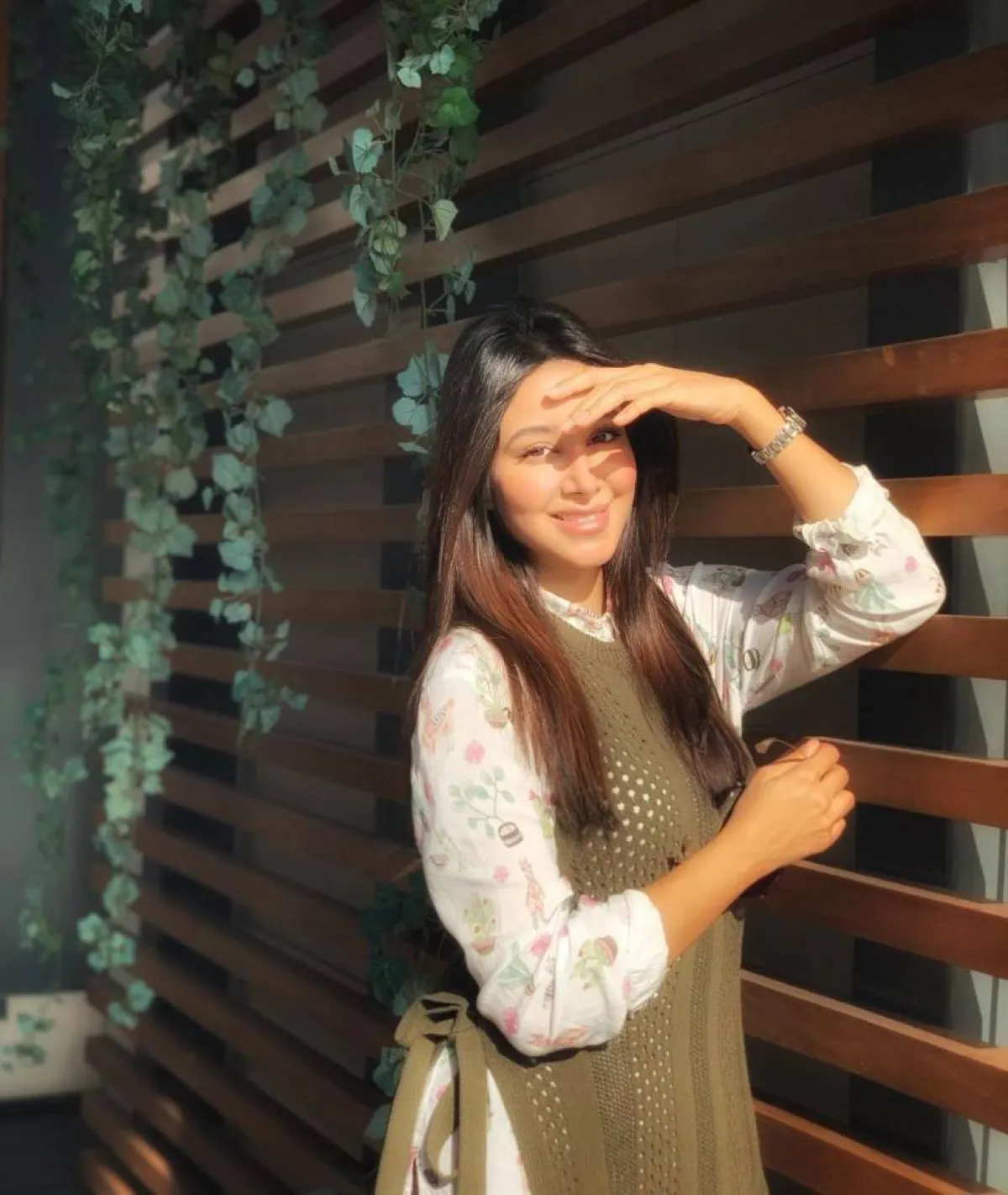 أسيل عمران بفستان خريفي أنيق 