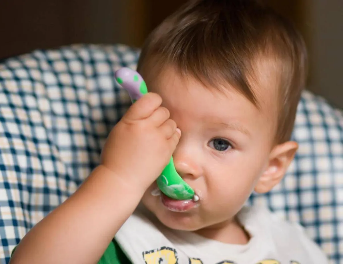  صورة لطفل يتناول الزبادي