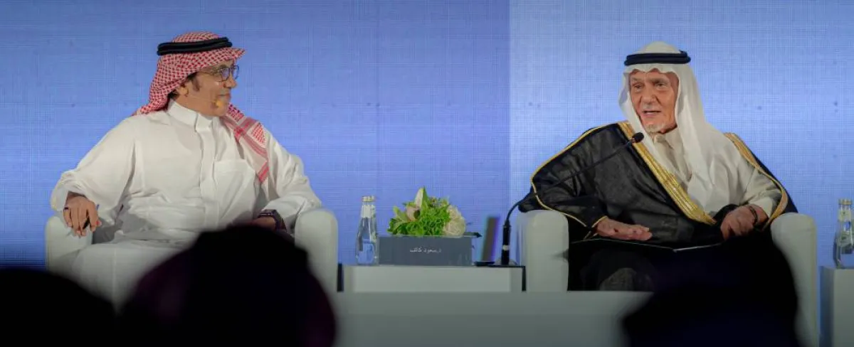 تركي الفيصل خلال مؤتمر إطلاق الكتاب من على مسرح معرض الكتاب