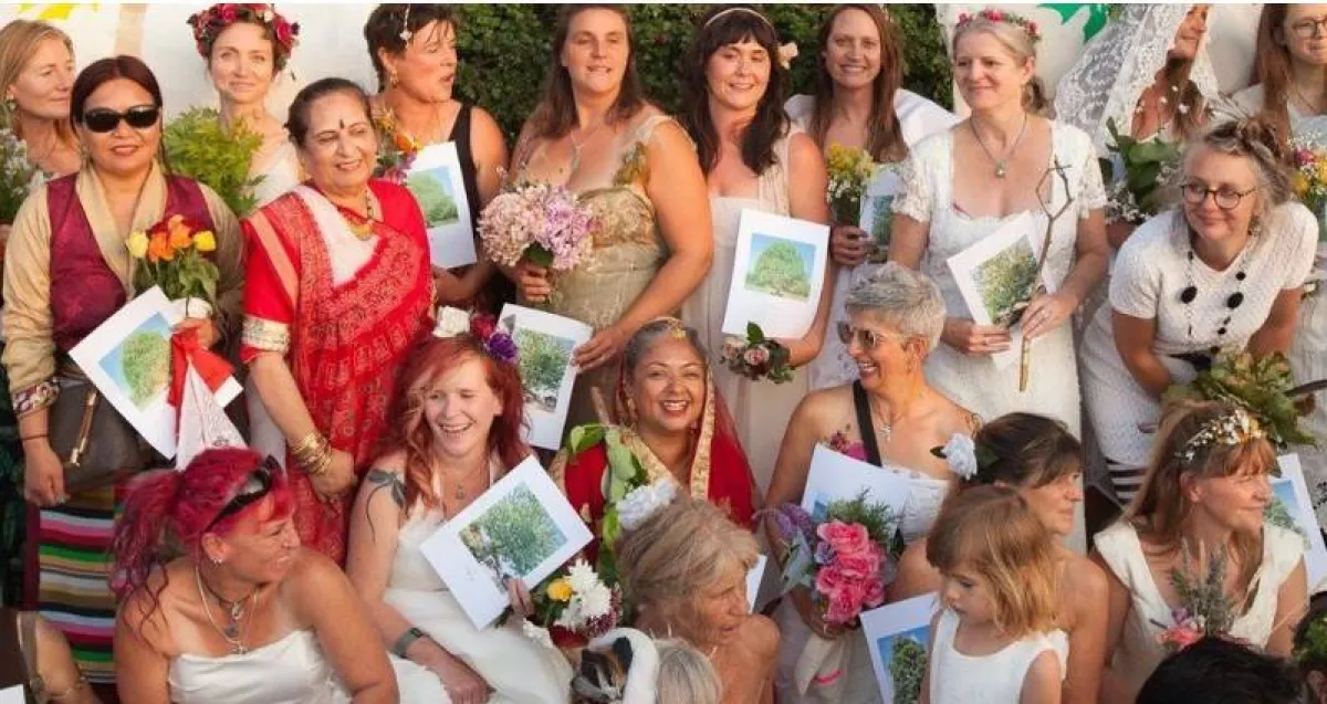 سيدات يرتدين ملابس بيضاء ويحملن صور أشجار