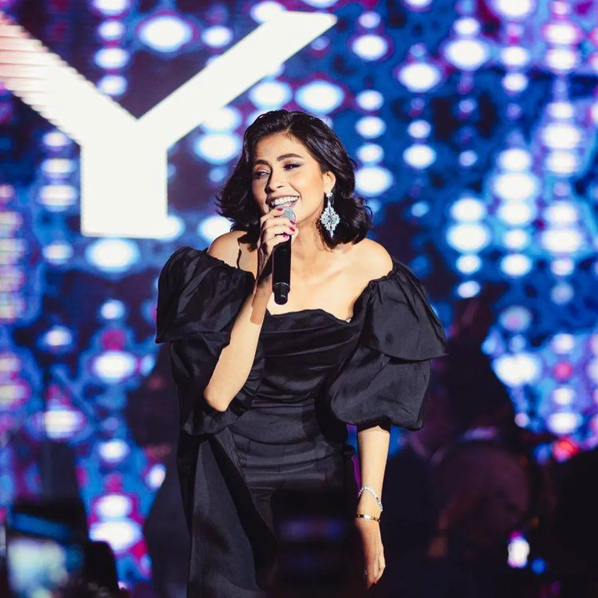 أقراط متدلية براقة-الصورة من حساب النجمة على انستغرام 