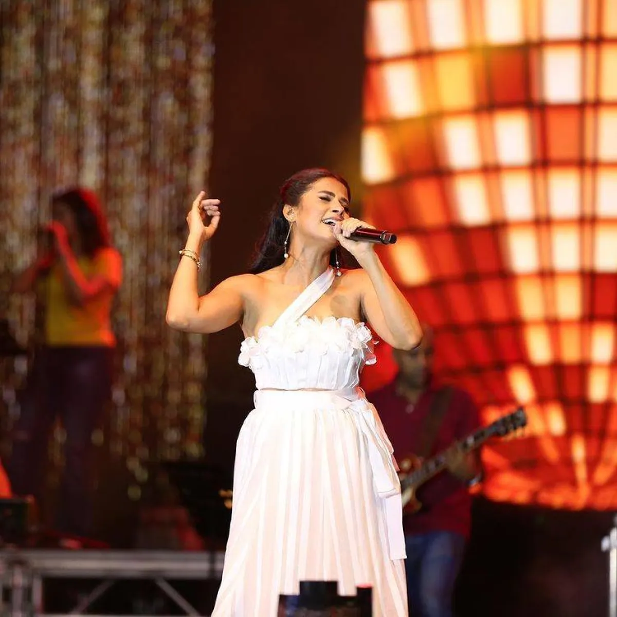 أقراط متدلية براقة-الصورة من حساب النجمة على انستغرام