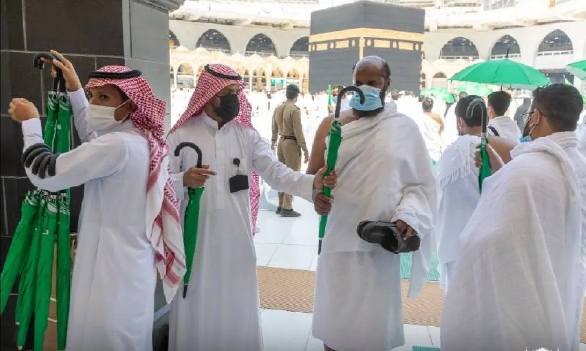 رئاسة الحرمين توزيع (3000) مظلة