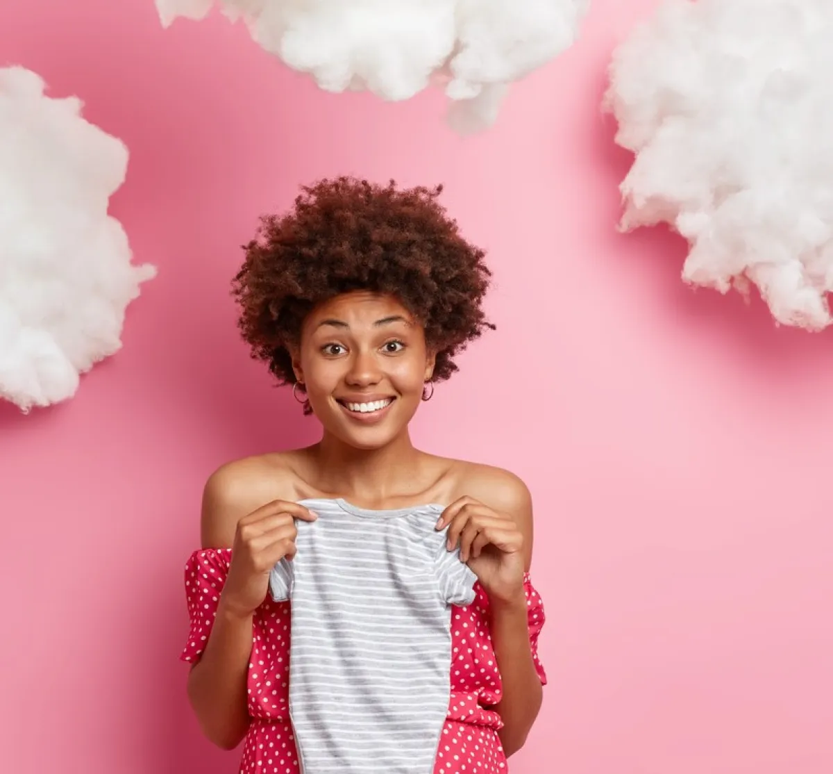 صورة لأم سعيدة بحملها