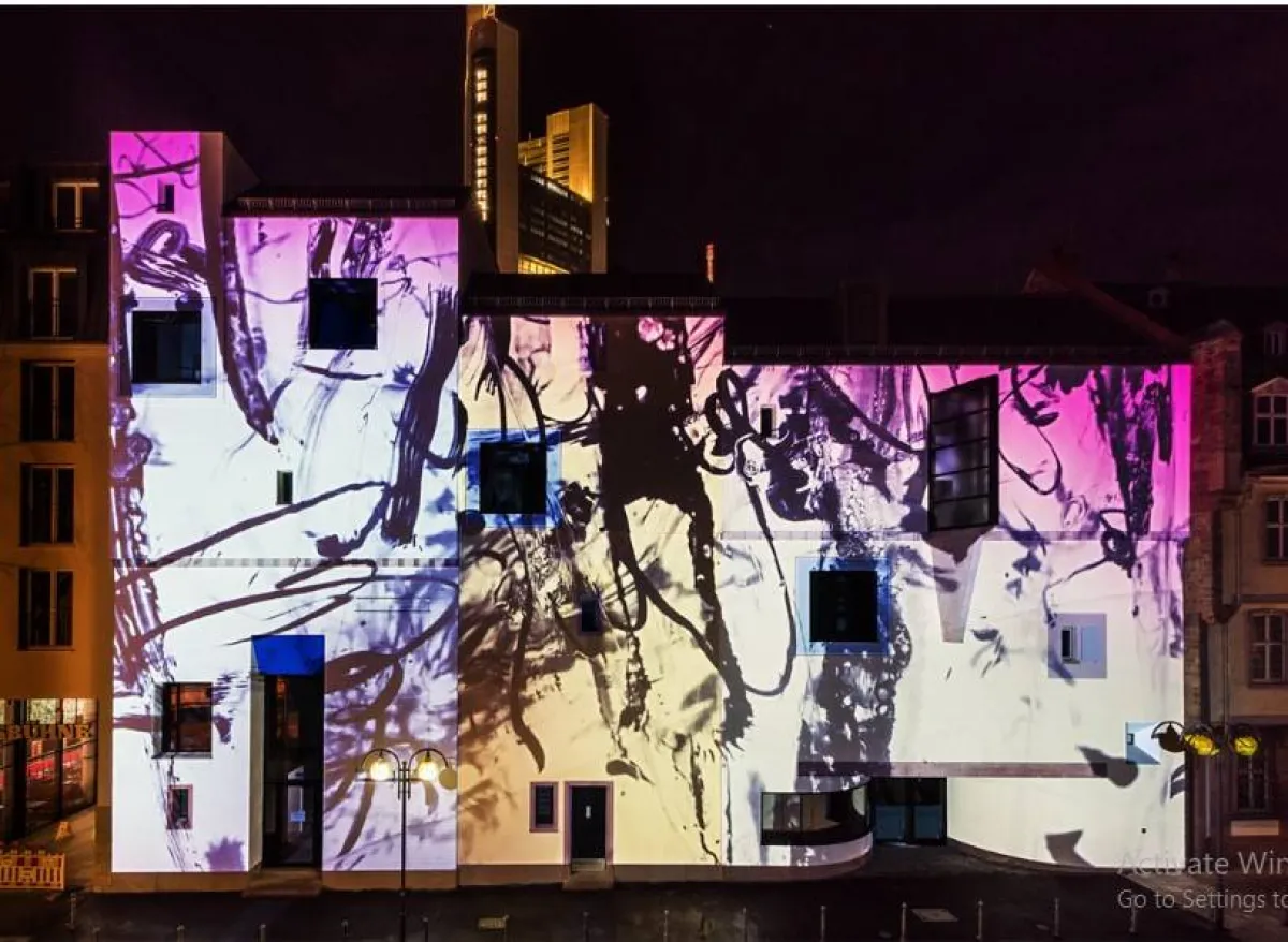 شاشة عرض تفاعلية على واجهة المتحف