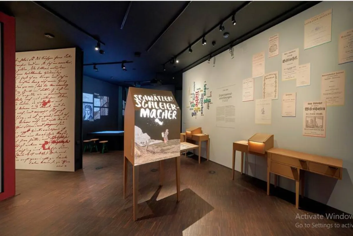 صفحات لروايات رومانسية نقشت على جدار بطريقة تفاعلية