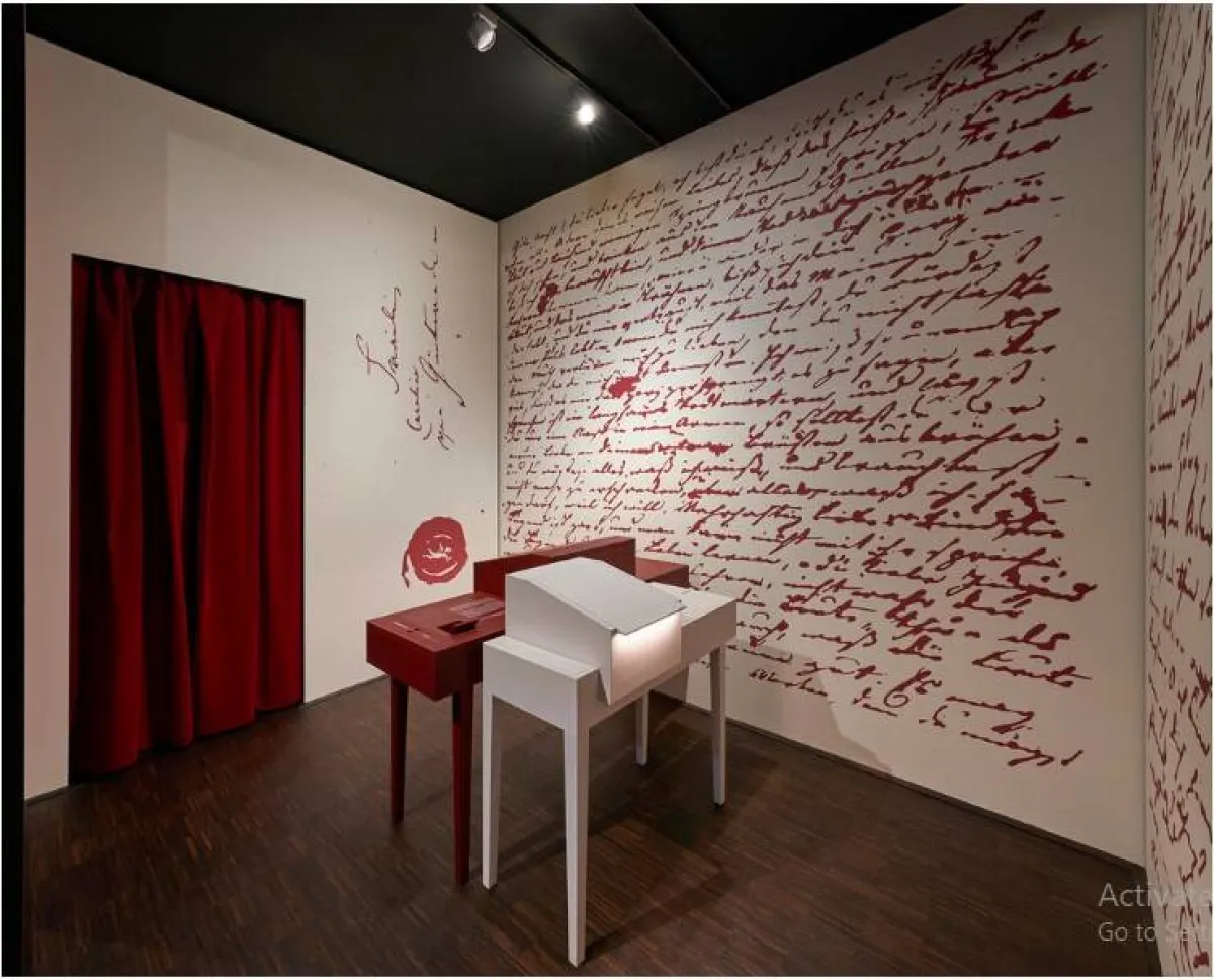 رواية رومانسية نقشت على جدار بطريقة تفاعلية