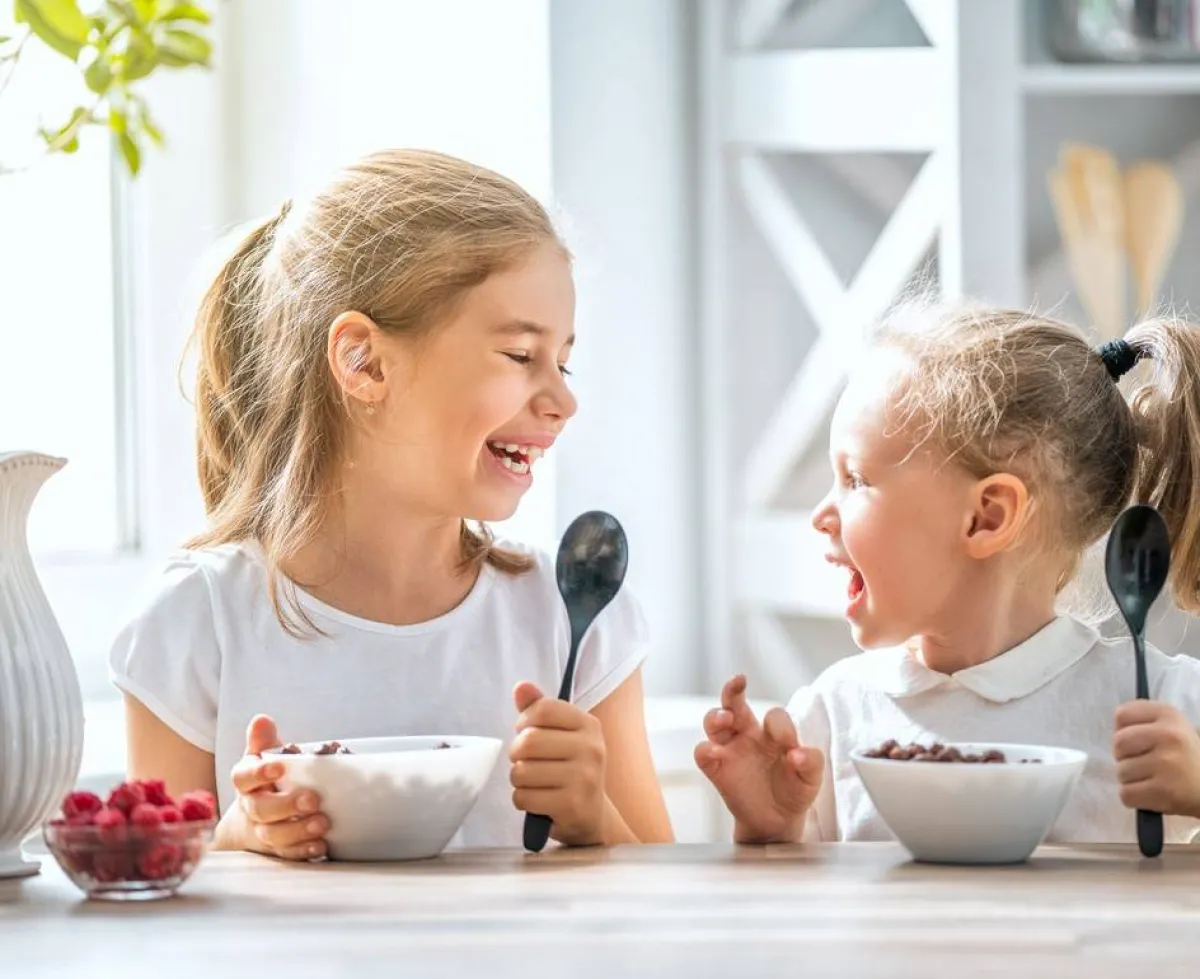 طفلتان تأكلان الجرانولا