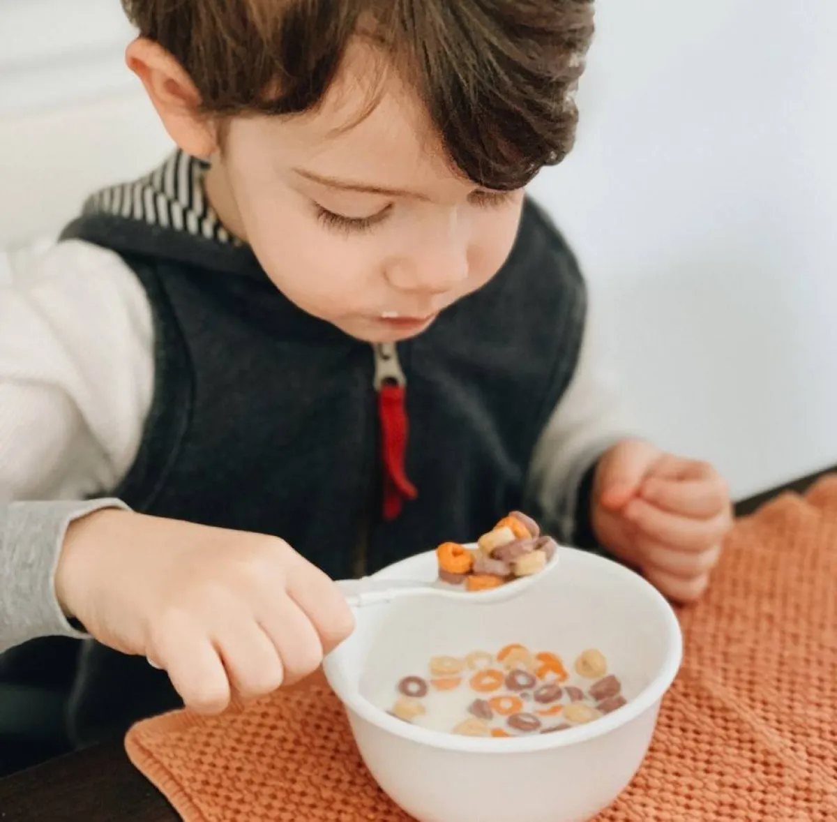 صورة لطفل يتناول الجرانولا