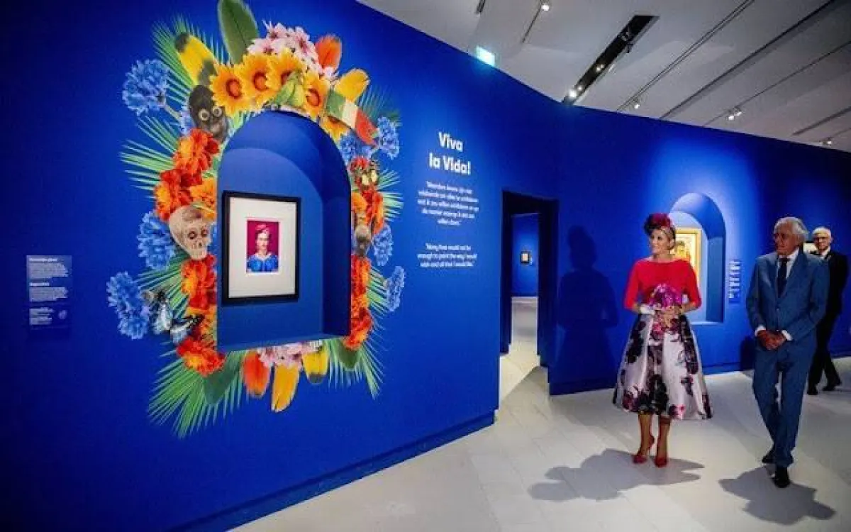 الملكة ماكسيما تتفقد أعمال فريدا كاهلو- الصورة من موقع New my Royals