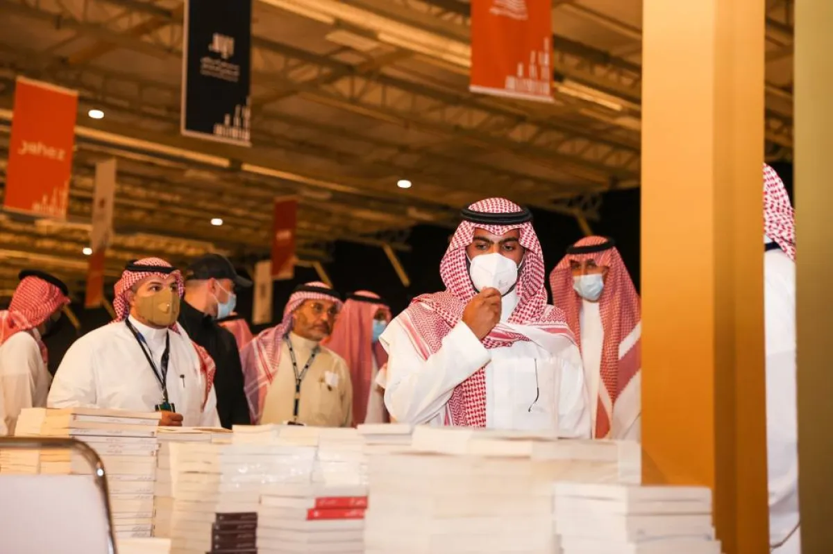 وزير الثقافة أثناء تفقده لمعرض الكتاب - الصورة من حساب وزير الثقافة الرسمي على تويتر