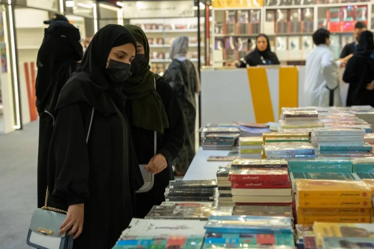 الزوار داخل معرض الرياض الدولي للكتاب - الصورة من حساب وزير الثقافة الرسمي على تويتر