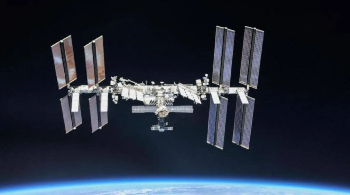 لحظة مرور محطة الفضاء الدولية بسماء مكة المكرمة