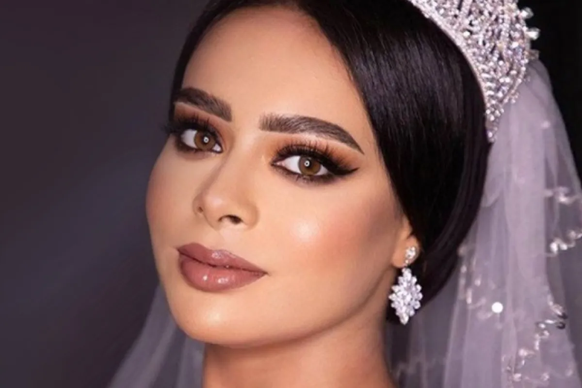 مكياج ترابي مع أيلاينر أسود - الصورة من صفحة خبيرة التجميل سما محرز على إنستغرام