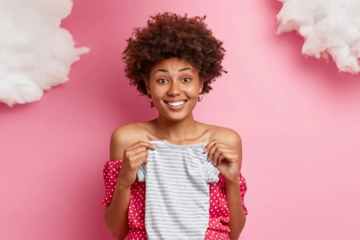 صورة لأم سعيدة بحملها