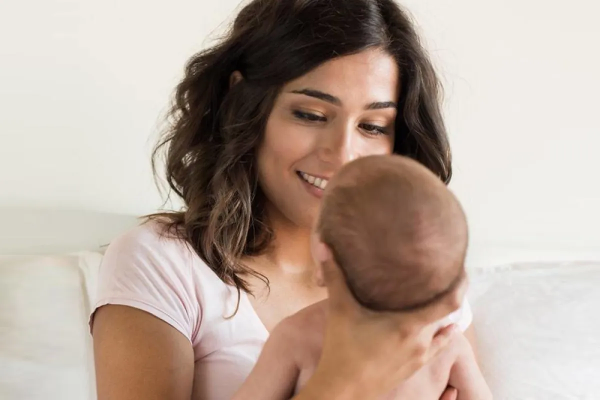 الأم تحمل مولودها