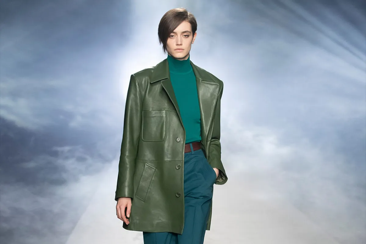 معطف من الجلد باللون الزيتي 