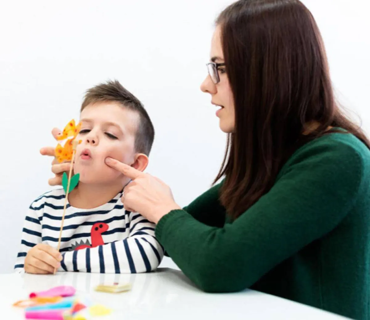 صورة لتمرين الطفل على النطق