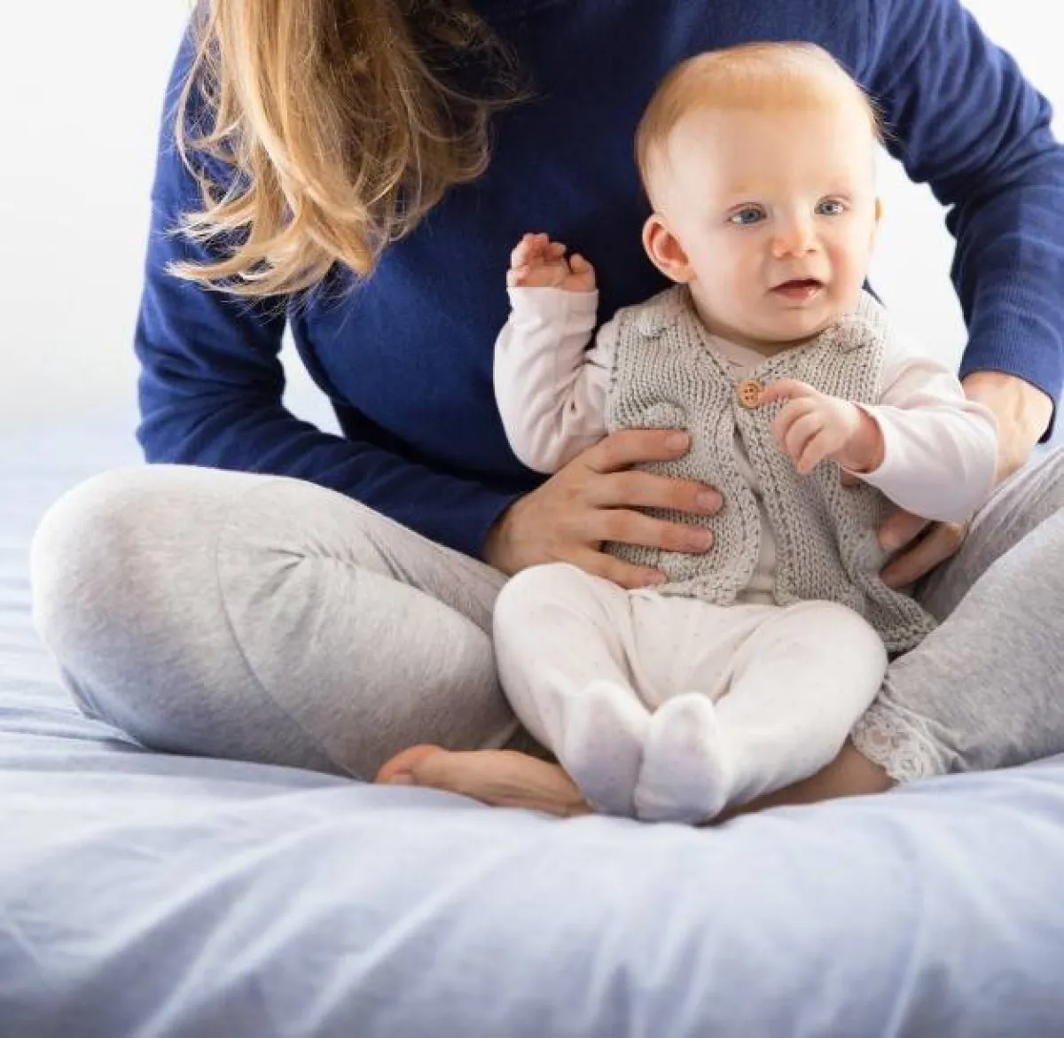 صورة لرضيع يجلس بمساندة الأم