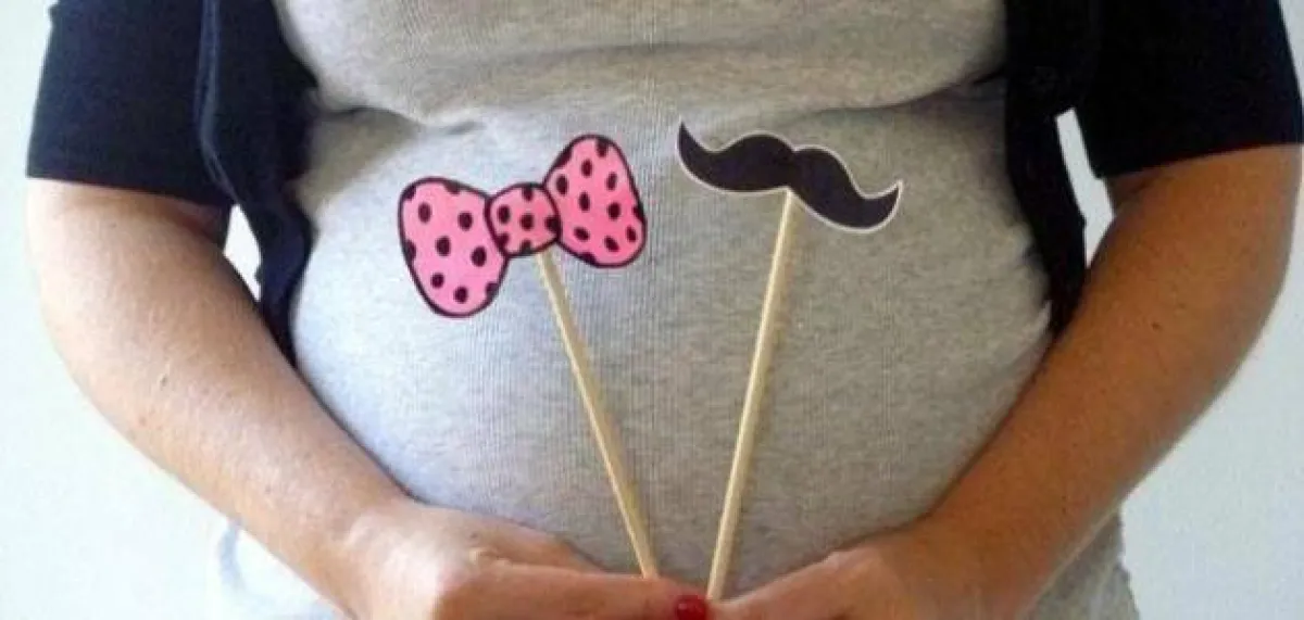 صورة لحامل حائرة حول نوع جنينها