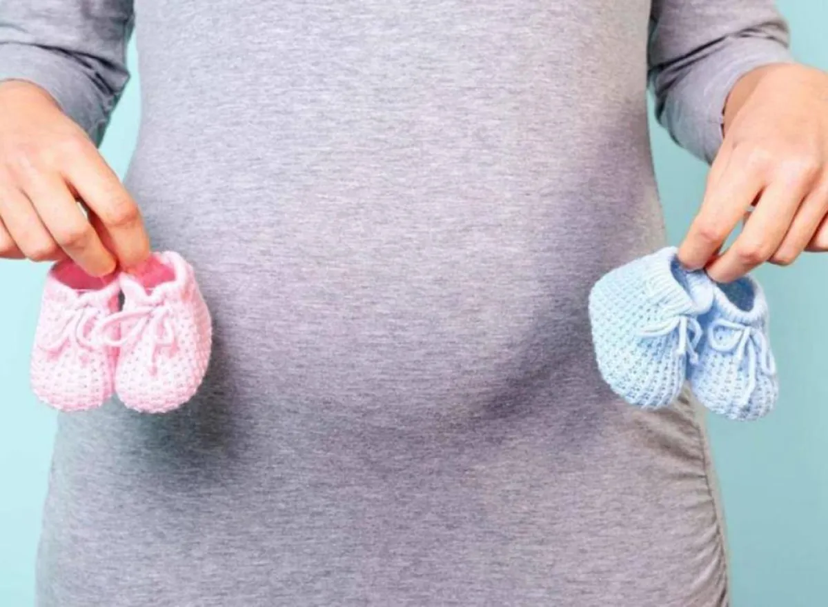 صورة لأم حامل لا تعرف نوع جنينها