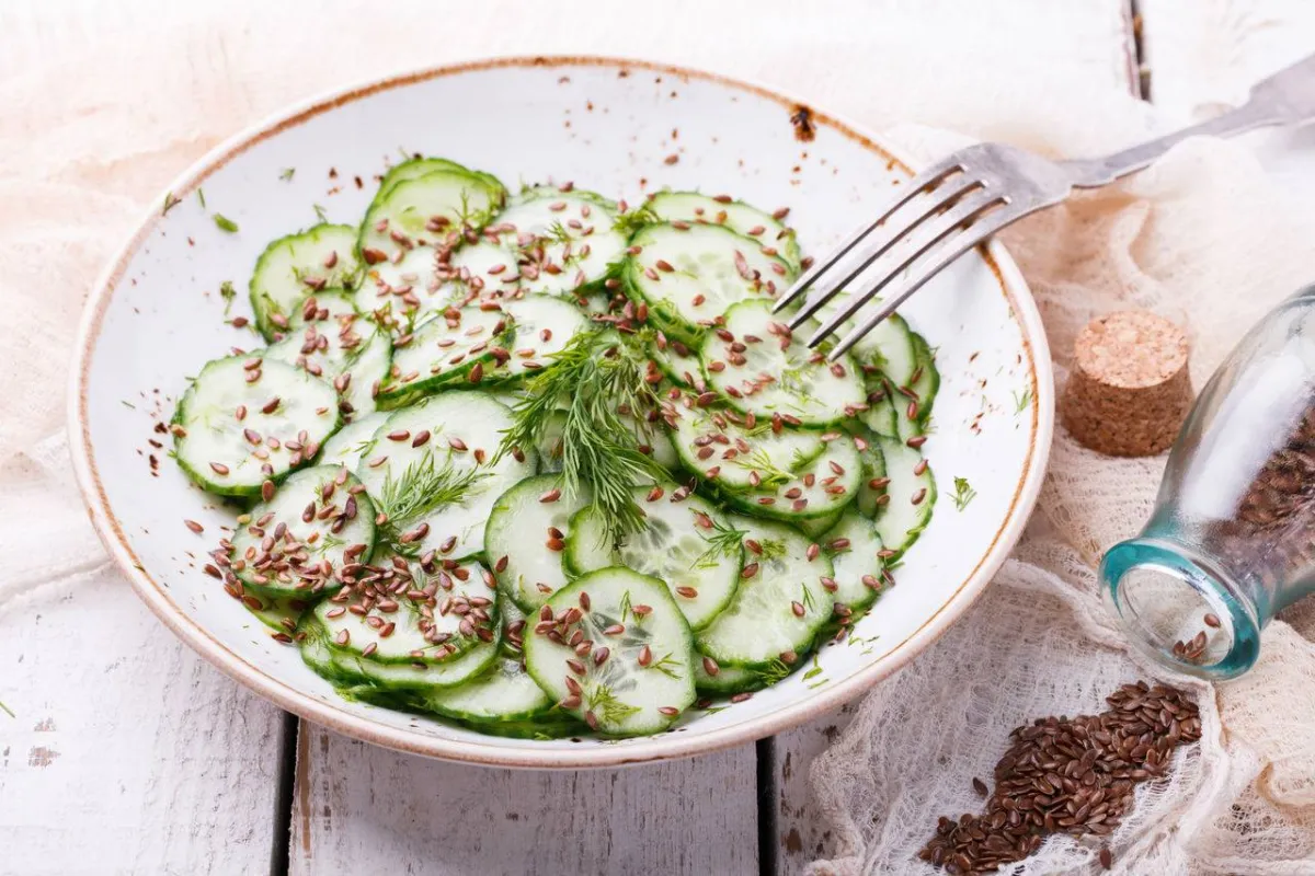 صورة لسلطة مع بذور الكتان