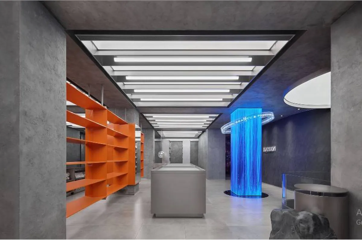 إضاءات سفينة الفضاء في متجر لأدوات التجميل